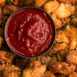GARLIC KNOTS